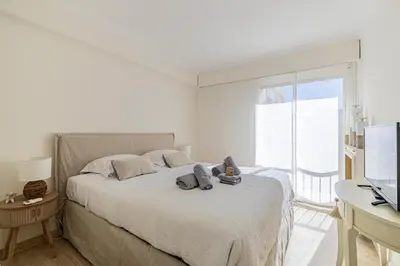 Un ou plusieurs lits dans un hébergement de l'établissement PALM BEACH, sea view apartment, 100m from beaches