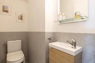 Salle de bains dans l'établissement PALM BEACH, sea view apartment, 100m from beaches