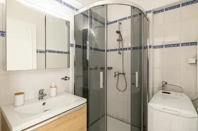 Salle de bains dans l'établissement PALM BEACH, sea view apartment, 100m from beaches