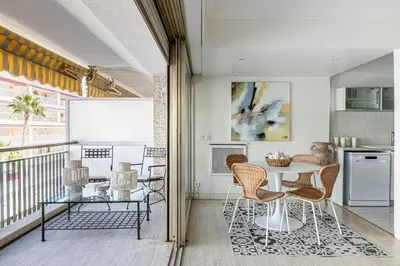 Cuisine ou kitchenette dans l'établissement PALM BEACH, sea view apartment, 100m from beaches