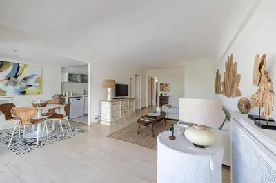 Cuisine ou kitchenette dans l'établissement PALM BEACH, sea view apartment, 100m from beaches