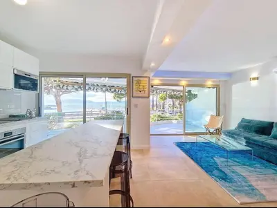 Un ou plusieurs lits dans un hébergement de l'établissement Le Romance - Palm Beach - Sea View - Wi-Fi - Air Conditioning