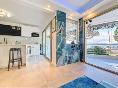 Cuisine ou kitchenette dans l'établissement Le Romance - Palm Beach - Sea View - Wi-Fi - Air Conditioning