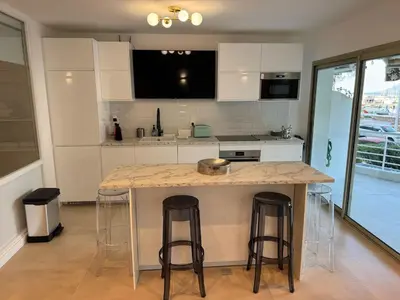 Cuisine ou kitchenette dans l'établissement Le Romance - Palm Beach - Sea View - Wi-Fi - Air Conditioning