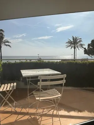 Vue générale sur la mer ou vue sur la mer prise depuis l'appartement