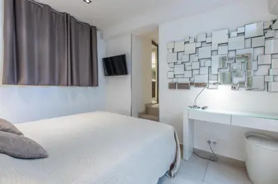 Un ou plusieurs lits dans un hébergement de l'établissement Heart of Cannes Luxury Stay - Steps from Beach & Palais