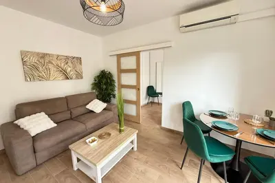 Coin salon dans l'établissement 06CP - Beautiful T2 super equipped with terrace