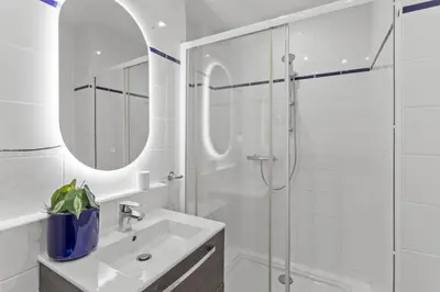 Salle de bains dans l'établissement Appartement à Cannes