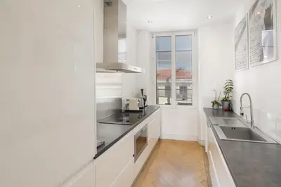 Cuisine ou kitchenette dans l'établissement Center of Cannes 100m2 bright apartment