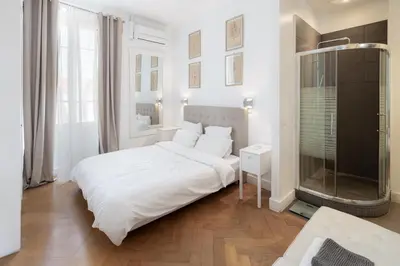 Un ou plusieurs lits dans un hébergement de l'établissement Center of Cannes 100m2 bright apartment