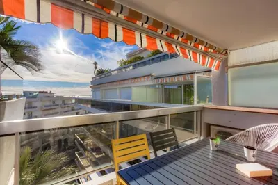 Balcon ou terrasse dans l'établissement LERINS Appartement rénové Idéal famille Plages de juan les Pins à 200m Tout confort & parking