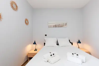 Un ou plusieurs lits dans un hébergement de l'établissement LERINS Appartement rénové Idéal famille Plages de juan les Pins à 200m Tout confort & parking