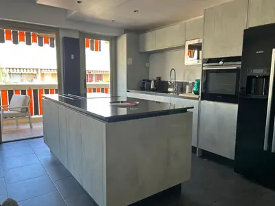 Plan de l'établissement L'ESTIVALIERE - Golfe Juan - Confortable T3 vue mer - climatise et garage ferme