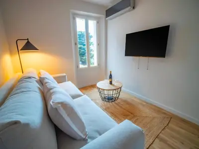 Télévision ou salle de divertissement dans l'établissement #202-Heart of Vieil Antibes - Place Nationale-High-End Newly Renovated & Furnished Appartment