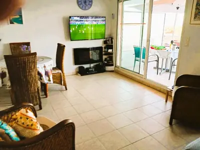 Télévision ou salle de divertissement dans l'établissement Award Winning with pool and sea views