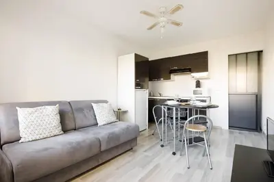Cuisine ou kitchenette dans l'établissement COCO - Beau 2 P climatisé wifi terrasse piscine