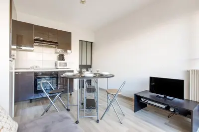 Cuisine ou kitchenette dans l'établissement COCO - Beau 2 P climatisé wifi terrasse piscine