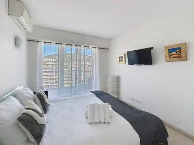 Un ou plusieurs lits dans un hébergement de l'établissement Beachfront 2-bedroom apartment with balcony