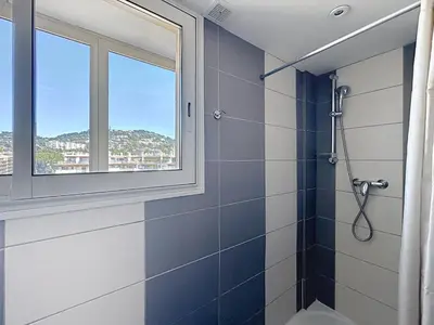 Salle de bains dans l'établissement Beachfront 2-bedroom apartment with balcony
