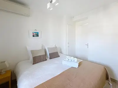 Un ou plusieurs lits dans un hébergement de l'établissement Beachfront 2-bedroom apartment with balcony