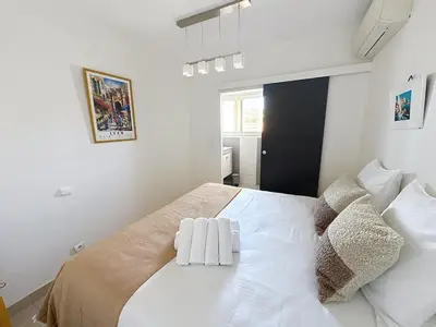 Un ou plusieurs lits dans un hébergement de l'établissement Beachfront 2-bedroom apartment with balcony