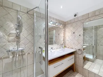 Salle de bains dans l'établissement Beachfront 2-bedroom apartment with balcony