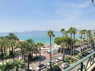 Vue générale sur la mer ou vue sur la mer prise depuis l'appartement