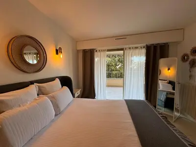 Un ou plusieurs lits dans un hébergement de l'établissement Chic 2 bedroom with Huge Terrace and Pool Cannes