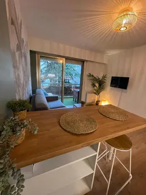 Télévision ou salle de divertissement dans l'établissement Studio carré d’or Juan les Pins