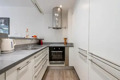 Cuisine ou kitchenette dans l'établissement 1-Br Apartment in Cannes Walk to the Beach