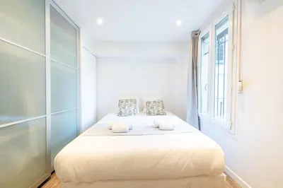 Un ou plusieurs lits dans un hébergement de l'établissement 1-Br Apartment in Cannes Walk to the Beach