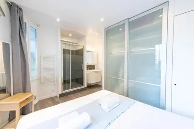 Un ou plusieurs lits dans un hébergement de l'établissement 1-Br Apartment in Cannes Walk to the Beach