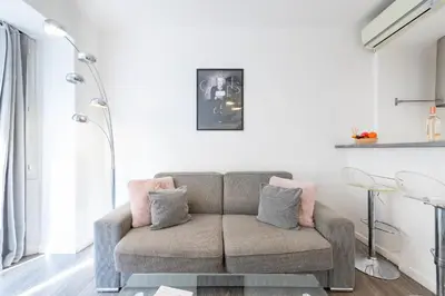 Coin salon dans l'établissement 1-Br Apartment in Cannes Walk to the Beach