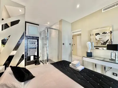 Un ou plusieurs lits dans un hébergement de l'établissement 1-bedroom apartment with balcony and sea view on La Croisette