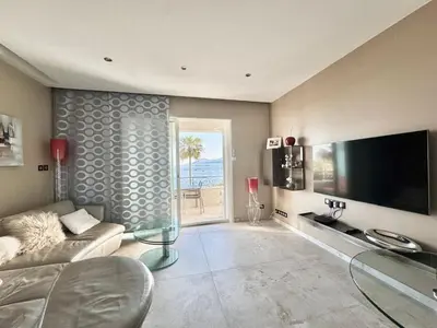 Télévision ou salle de divertissement dans l'établissement 1-bedroom apartment with balcony and sea view on La Croisette