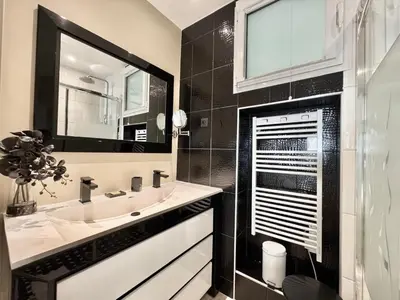 Salle de bains dans l'établissement 1-bedroom apartment with balcony and sea view on La Croisette