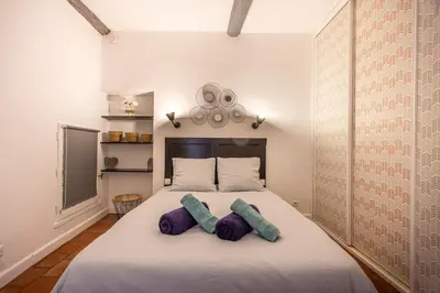 Un ou plusieurs lits dans un hébergement de l'établissement Charm of Vieil Antibes, quiet 2-4pers