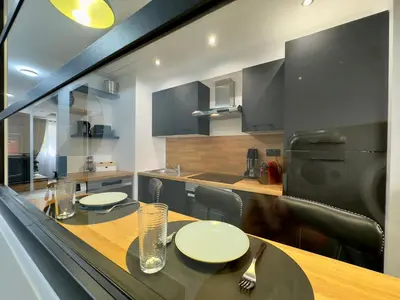 Cuisine ou kitchenette dans l'établissement Cannes Évasion SCLS - Wifi, Clim, Croisette