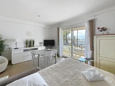 Télévision ou salle de divertissement dans l'établissement 1-bedroom apartment with sea view on La Croisette