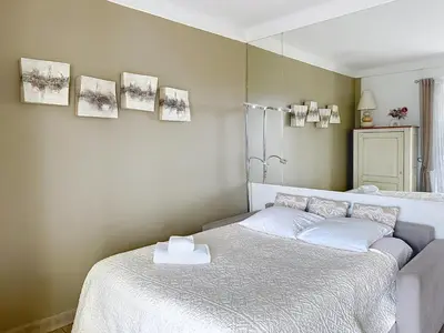 Un ou plusieurs lits dans un hébergement de l'établissement 1-bedroom apartment with sea view on La Croisette