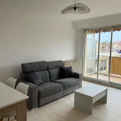 Studio dernier étage rénové