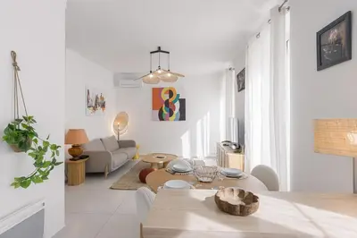 Coin salon dans l'établissement Josi - 2 chambres, central, 10mn du Palais&Plages, neuf, clim