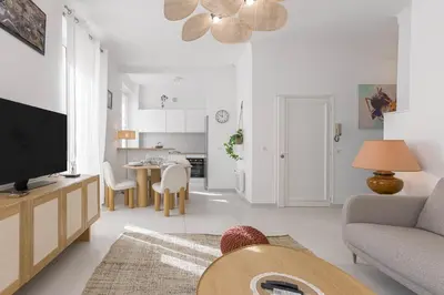 Télévision ou salle de divertissement dans l'établissement Josi - 2 chambres, central, 10mn du Palais&Plages, neuf, clim