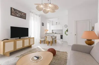Télévision ou salle de divertissement dans l'établissement Josi - 2 chambres, central, 10mn du Palais&Plages, neuf, clim