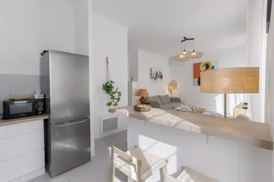 Cuisine ou kitchenette dans l'établissement Josi - 2 chambres, central, 10mn du Palais&Plages, neuf, clim
