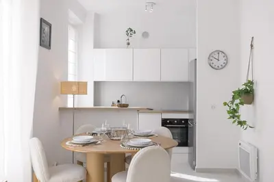 Cuisine ou kitchenette dans l'établissement Josi - 2 chambres, central, 10mn du Palais&Plages, neuf, clim