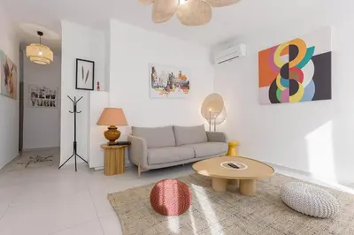 Coin salon dans l'établissement Josi - 2 chambres, central, 10mn du Palais&Plages, neuf, clim