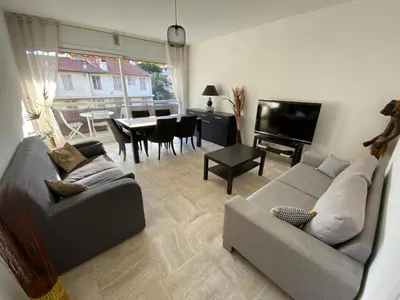 Télévision ou salle de divertissement dans l'établissement juan les pins centre proche mer 3 pièces