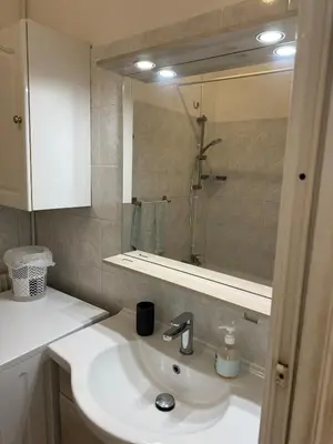 Salle de bains dans l'établissement juan les pins centre proche mer 3 pièces