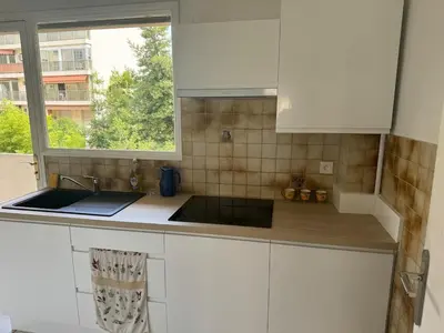 Cuisine ou kitchenette dans l'établissement juan les pins centre proche mer 3 pièces